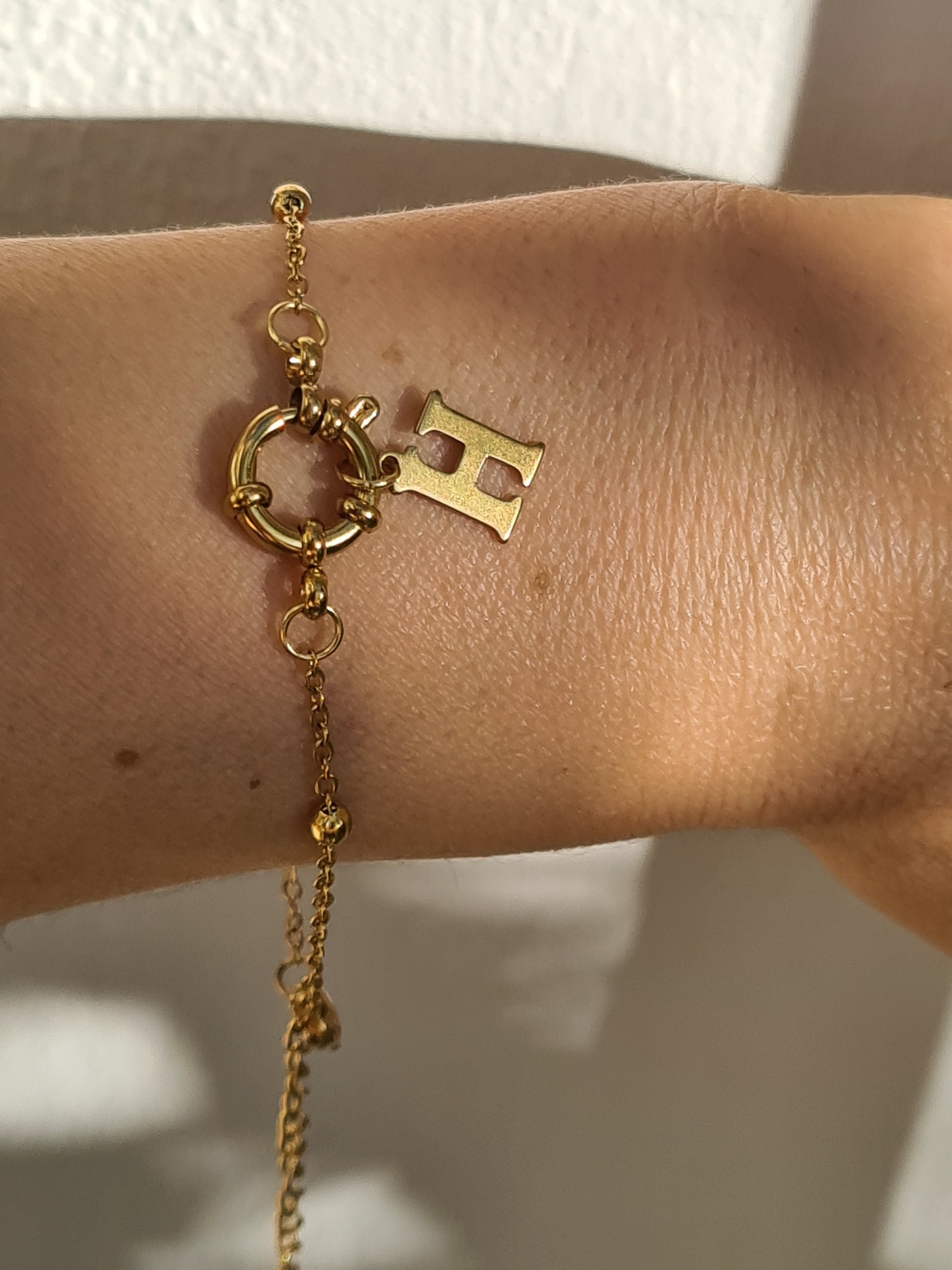 Gourmette Ma Lettre Dorée en Acier Inoxydable AU SOLEIL